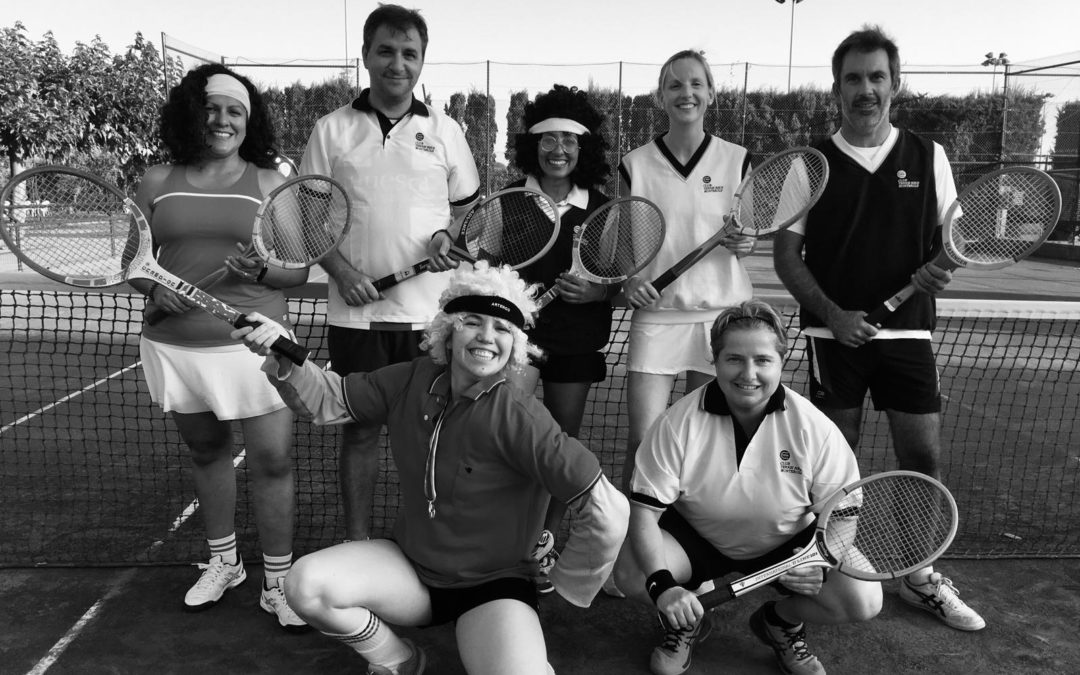 Els alumnes de l’escola de tennis d’adults rememoren el tennis clàssic dels anys 40